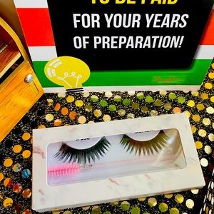 Queen Lashes! Free pink glitter wand with purchase